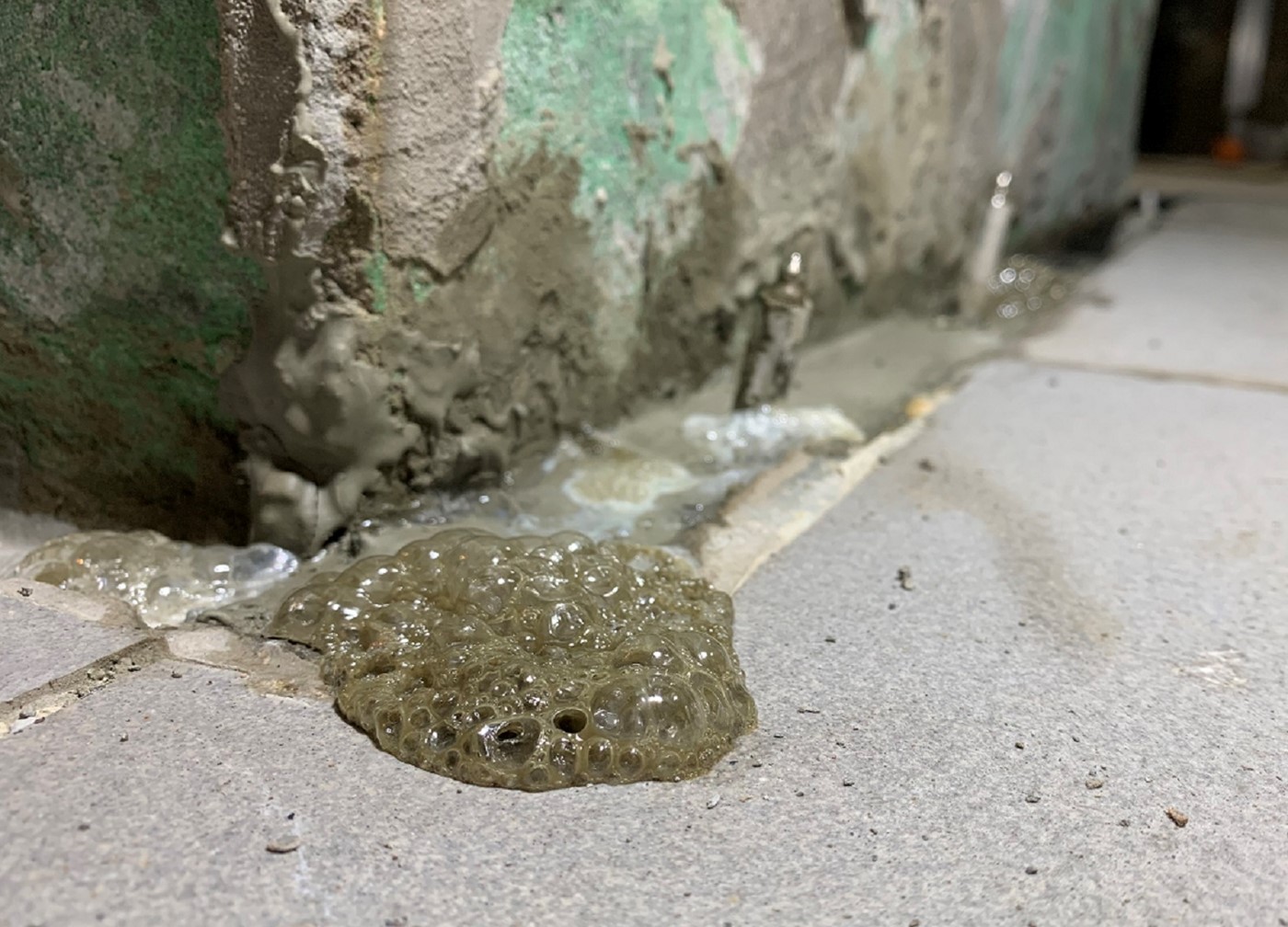 高雄知名俱樂部｜水泥柱子抓漏工程